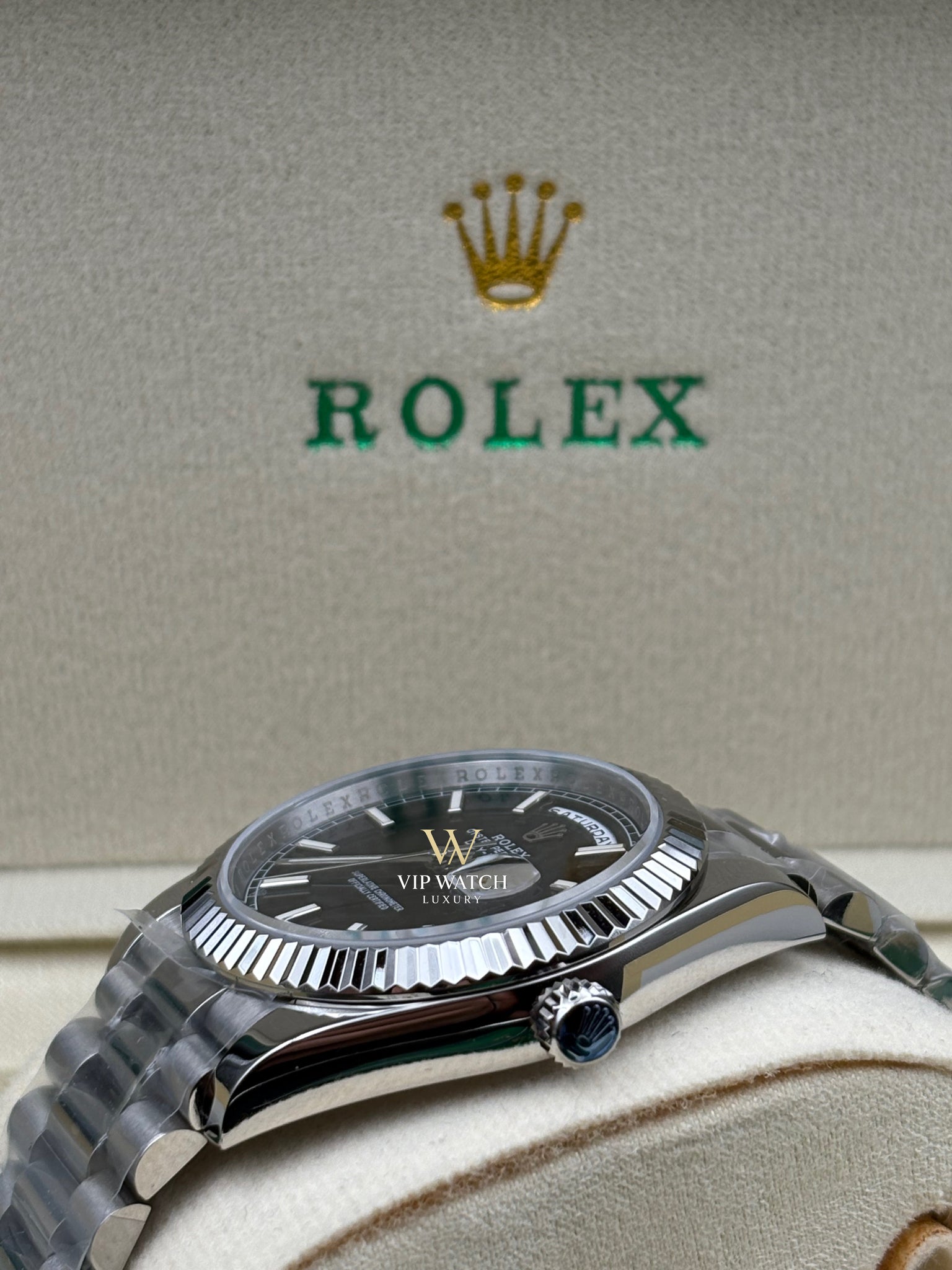 DAY-DATE II 40MM BEZEL DARK RODHIUM DIAL LINE MOTIF STICK MARKERS