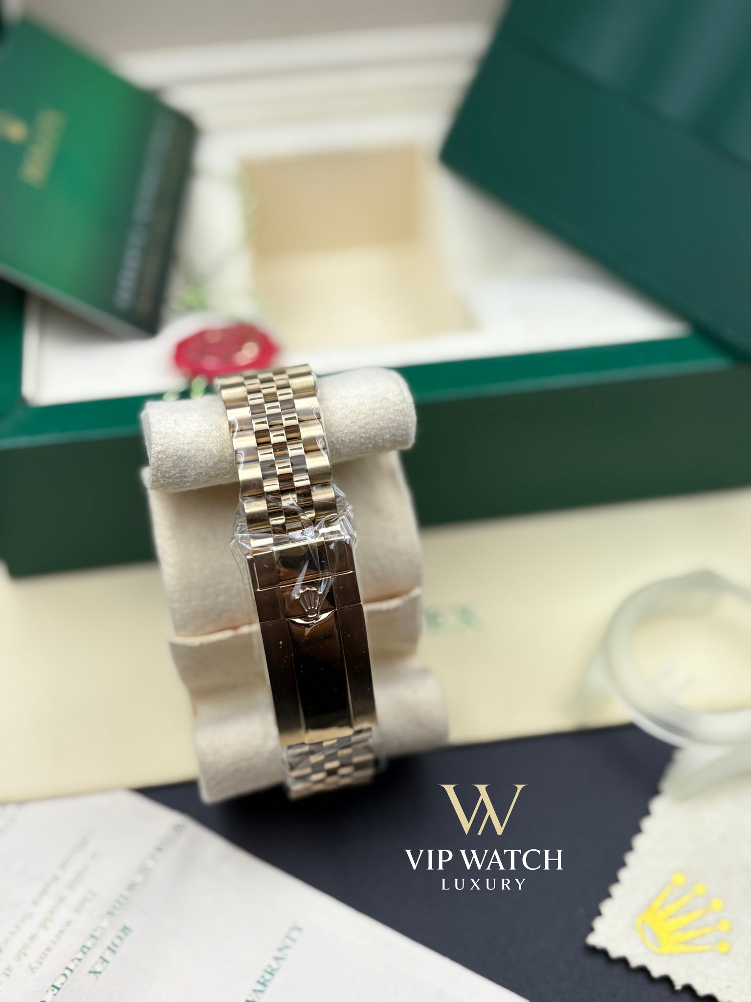 ROLEX GMT-MASTER II YELLOW GOLD BLACK DIAL CERAMIC BEZEL 40mm (Gold Bruce Wayne)